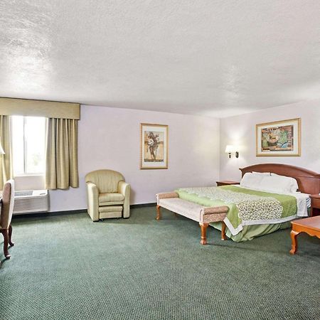 Days Inn & Suites By Wyndham Фуллертон Экстерьер фото