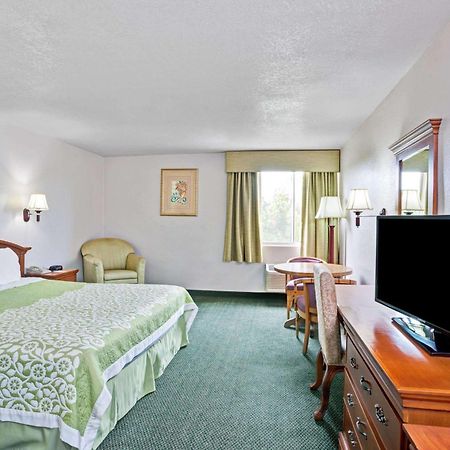 Days Inn & Suites By Wyndham Фуллертон Экстерьер фото