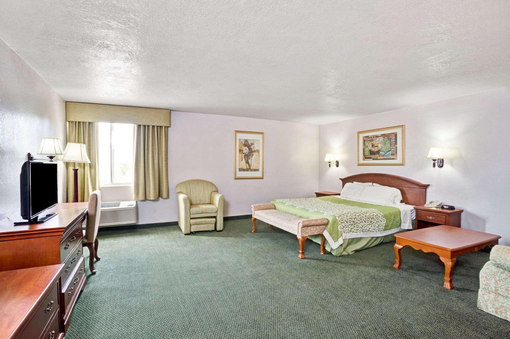 Days Inn & Suites By Wyndham Фуллертон Экстерьер фото